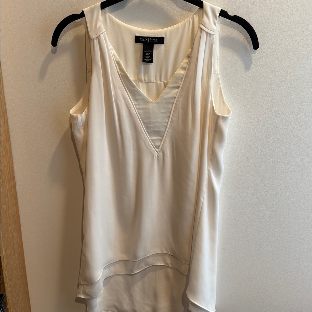 White House Black Market Cream V-Neck Sleeveless Satin Camisole